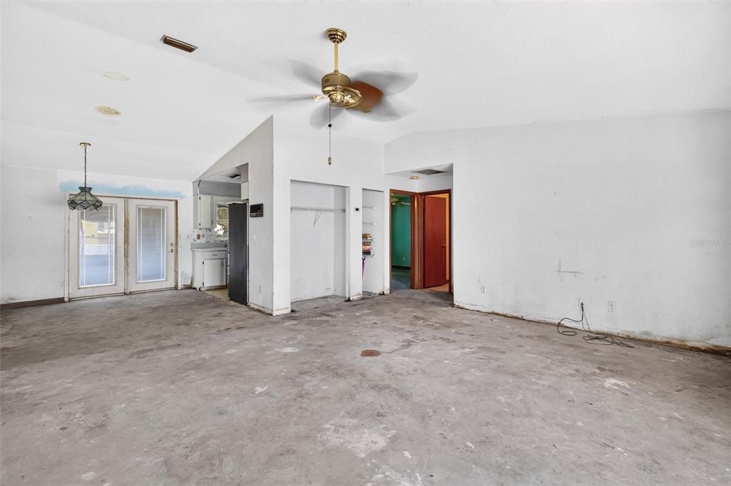 Под контрактом: $299,999 (3 спален, 2 ванн, 1293 Квадратных фут)