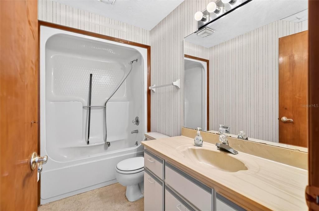 Под контрактом: $299,999 (3 спален, 2 ванн, 1293 Квадратных фут)