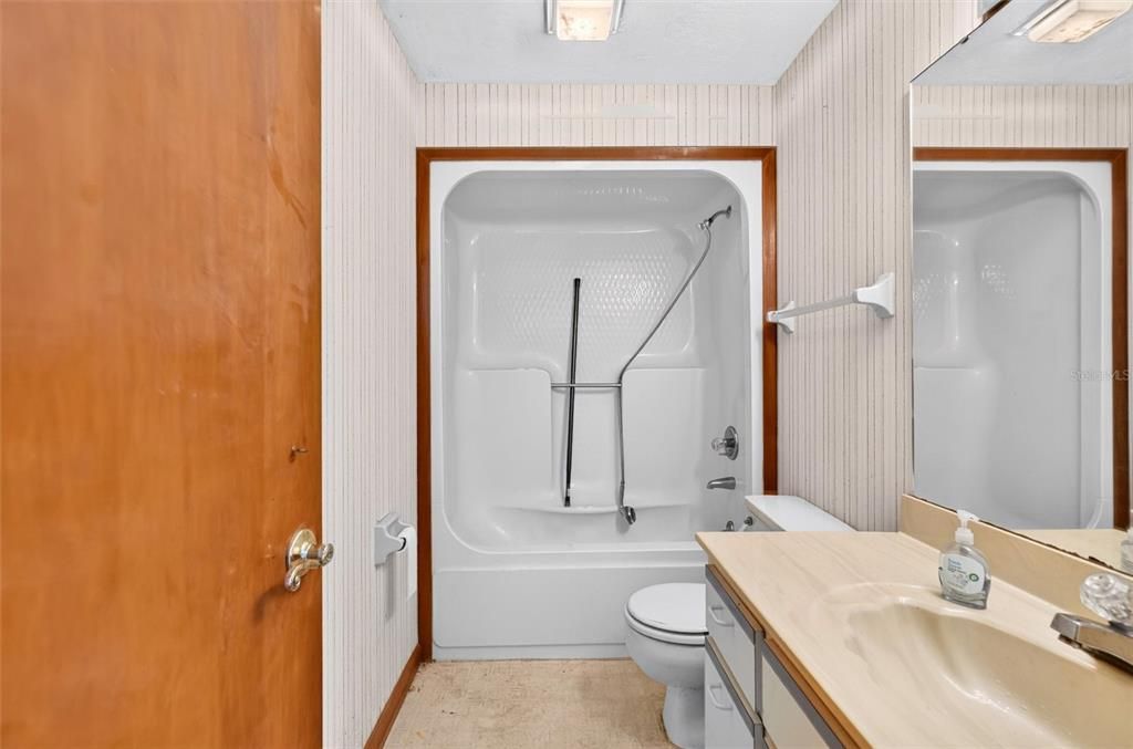 Под контрактом: $299,999 (3 спален, 2 ванн, 1293 Квадратных фут)
