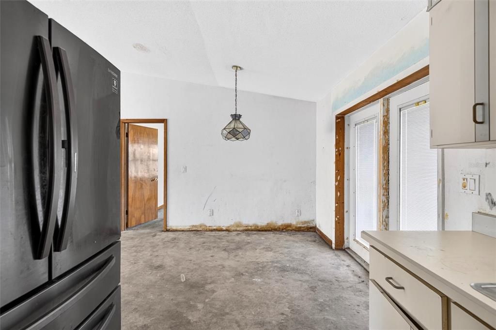 Под контрактом: $299,999 (3 спален, 2 ванн, 1293 Квадратных фут)