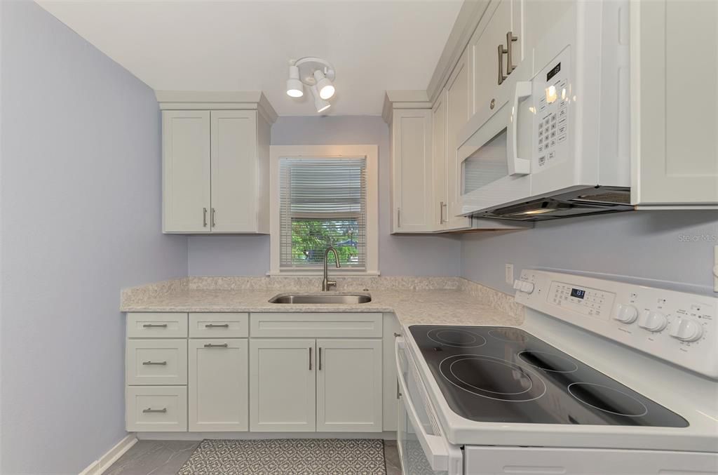 For Rent: $2,900 (2 beds, 1 baths, 1012 Square Feet)