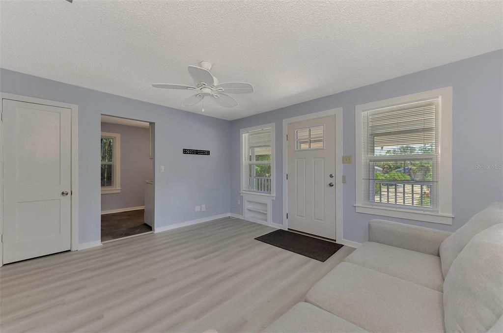 For Rent: $2,900 (2 beds, 1 baths, 1012 Square Feet)