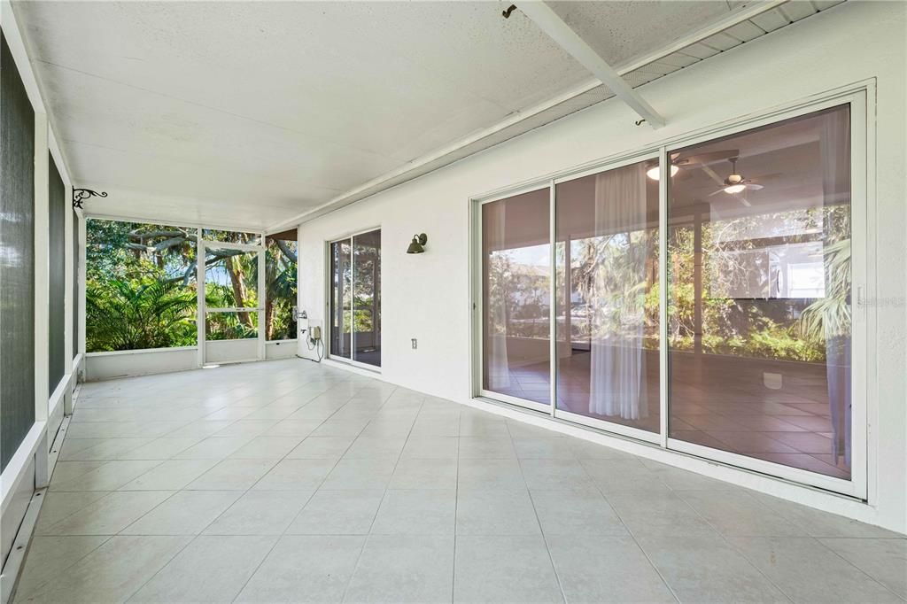 For Sale: $295,000 (2 beds, 2 baths, 924 Square Feet)