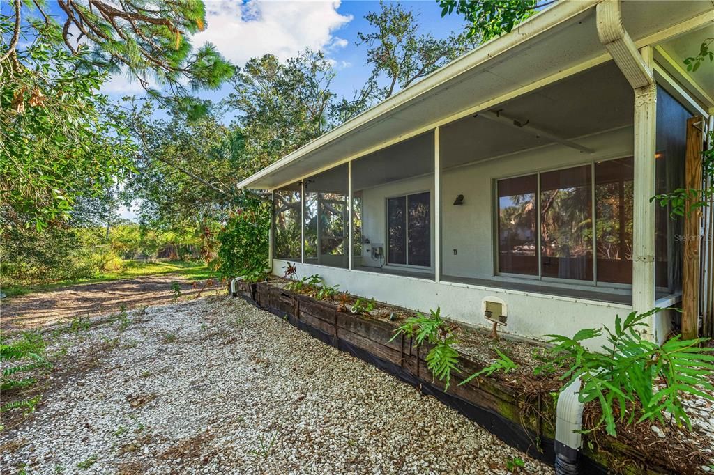 For Sale: $295,000 (2 beds, 2 baths, 924 Square Feet)