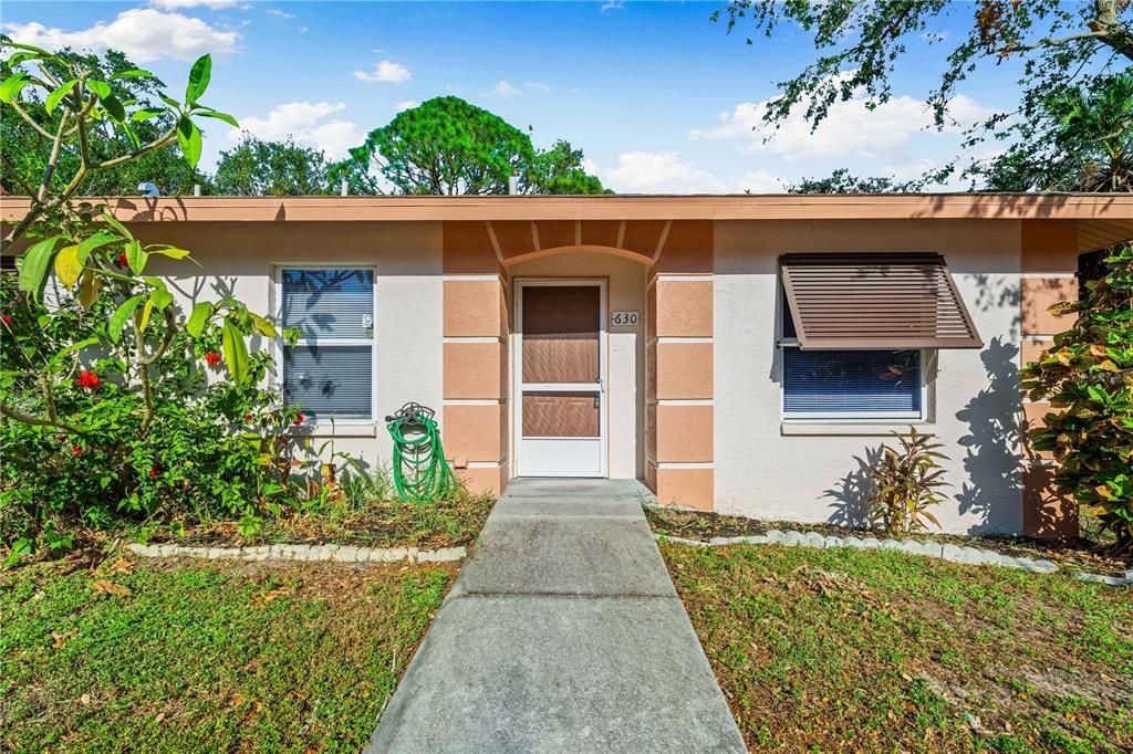 For Sale: $295,000 (2 beds, 2 baths, 924 Square Feet)