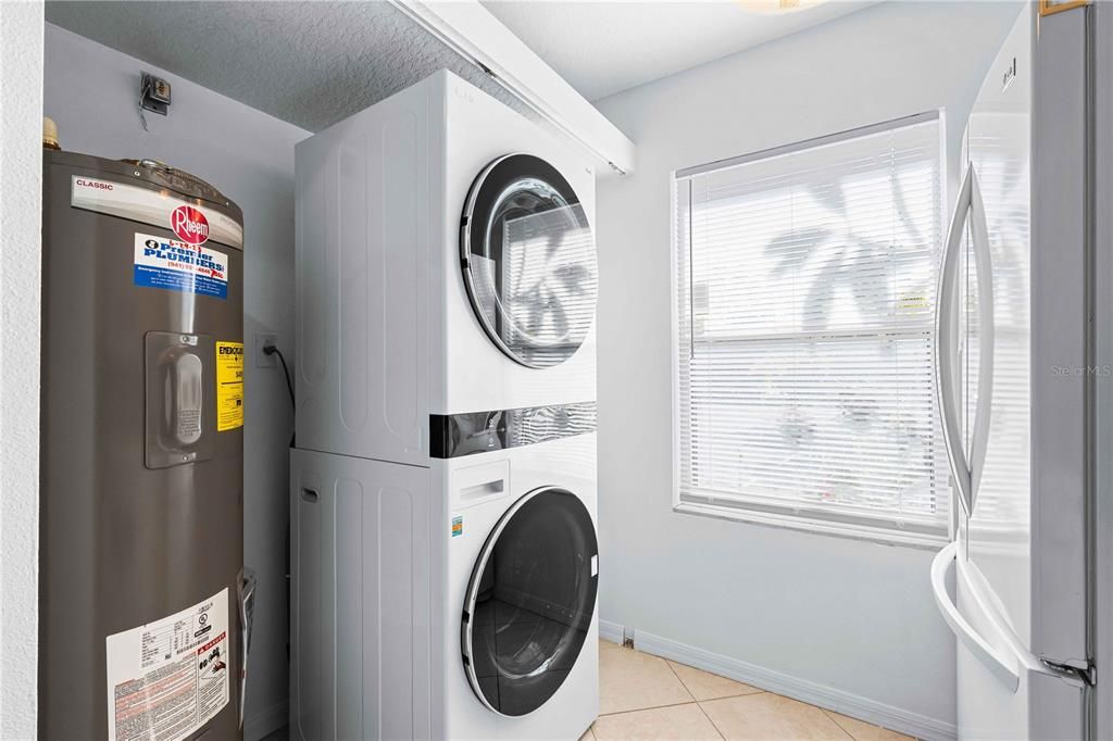 For Sale: $295,000 (2 beds, 2 baths, 924 Square Feet)