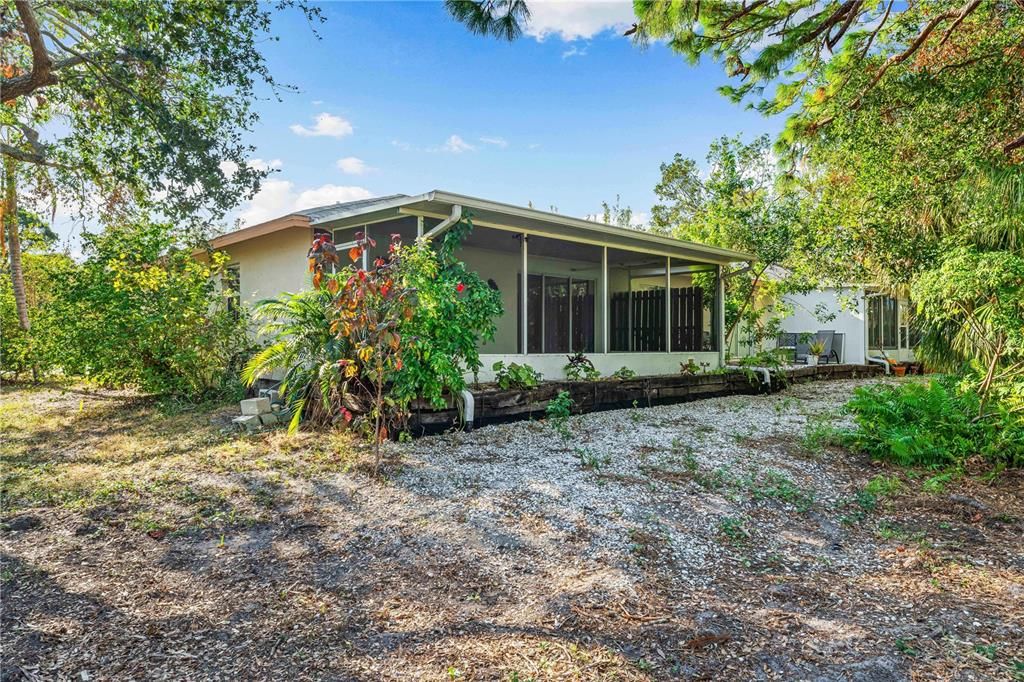 For Sale: $295,000 (2 beds, 2 baths, 924 Square Feet)