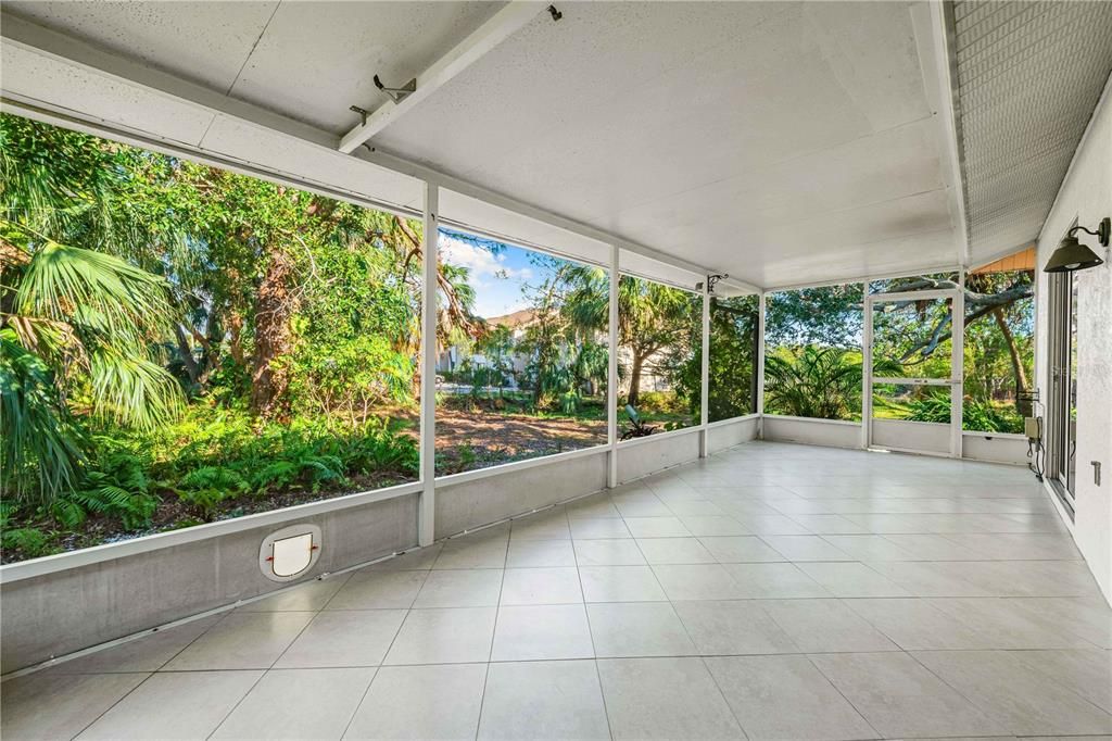 For Sale: $295,000 (2 beds, 2 baths, 924 Square Feet)