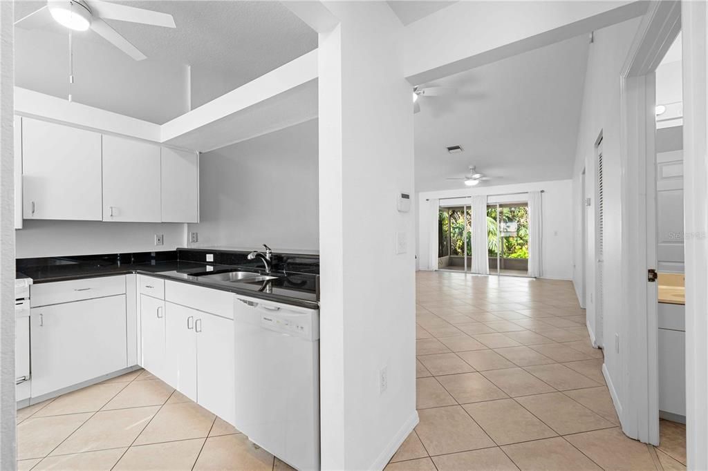 For Sale: $295,000 (2 beds, 2 baths, 924 Square Feet)