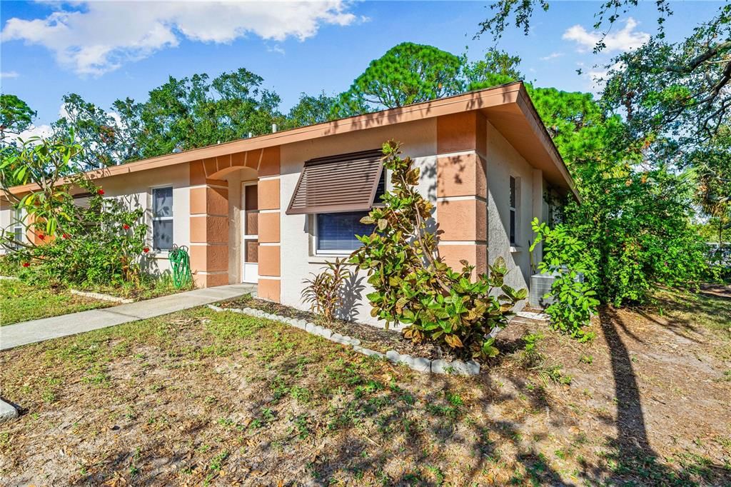 For Sale: $295,000 (2 beds, 2 baths, 924 Square Feet)