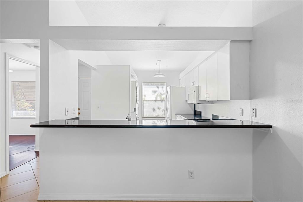 For Sale: $295,000 (2 beds, 2 baths, 924 Square Feet)