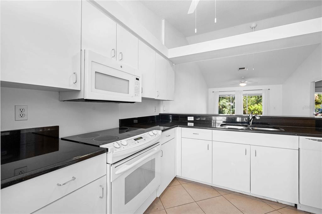 For Sale: $295,000 (2 beds, 2 baths, 924 Square Feet)