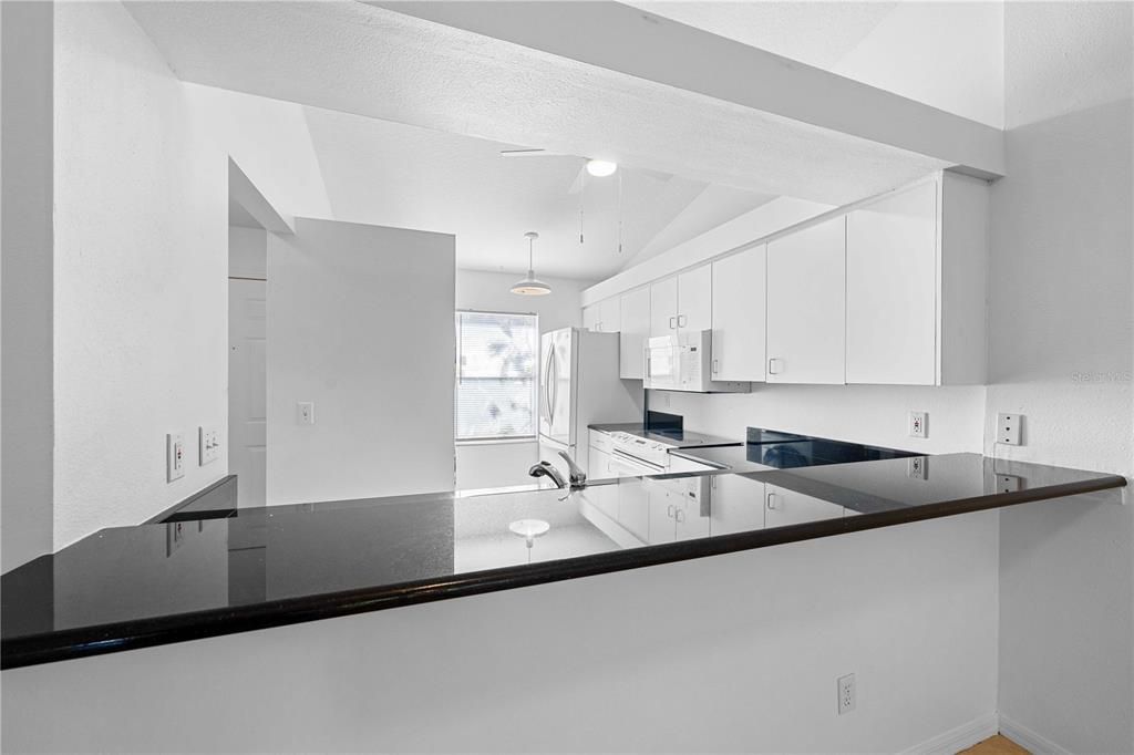 For Sale: $295,000 (2 beds, 2 baths, 924 Square Feet)
