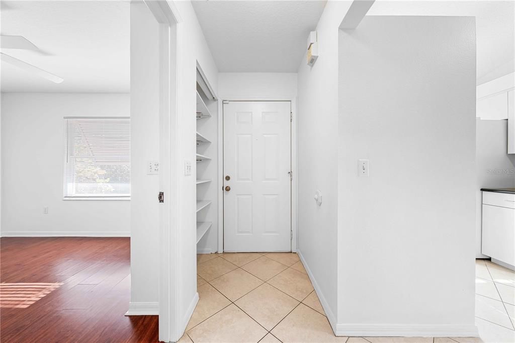 For Sale: $295,000 (2 beds, 2 baths, 924 Square Feet)