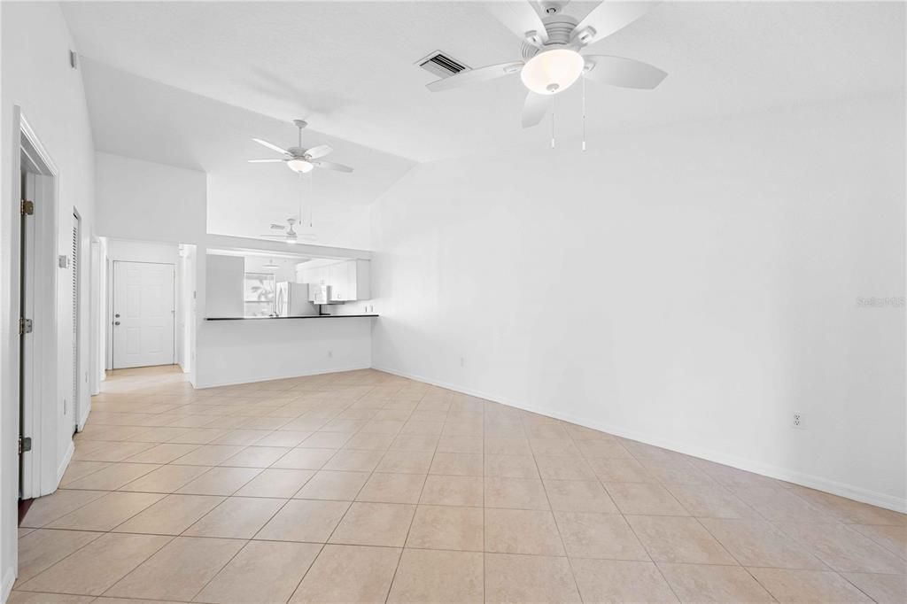 For Sale: $295,000 (2 beds, 2 baths, 924 Square Feet)