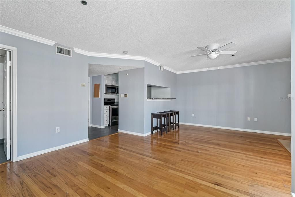 For Rent: $1,990 (1 beds, 1 baths, 631 Square Feet)
