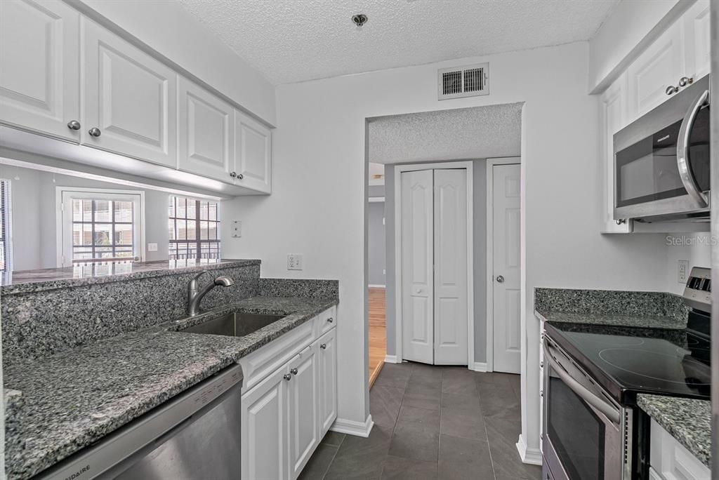 For Rent: $1,990 (1 beds, 1 baths, 631 Square Feet)