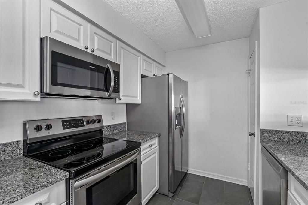 For Rent: $1,990 (1 beds, 1 baths, 631 Square Feet)