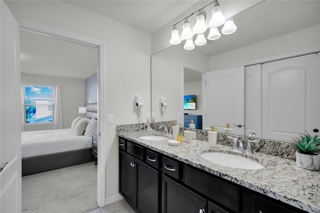 For Sale: $430,000 (5 beds, 4 baths, 2263 Square Feet)