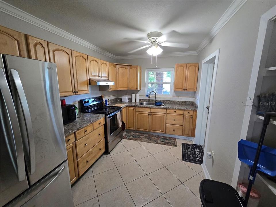For Sale: $149,900 (2 beds, 1 baths, 988 Square Feet)