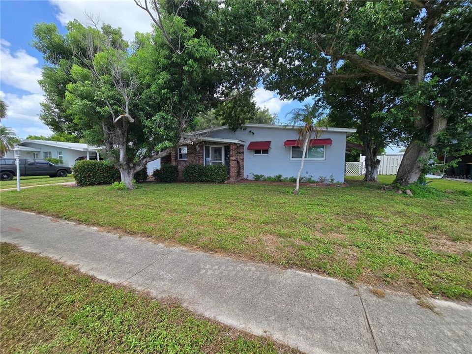 For Sale: $149,900 (2 beds, 1 baths, 988 Square Feet)