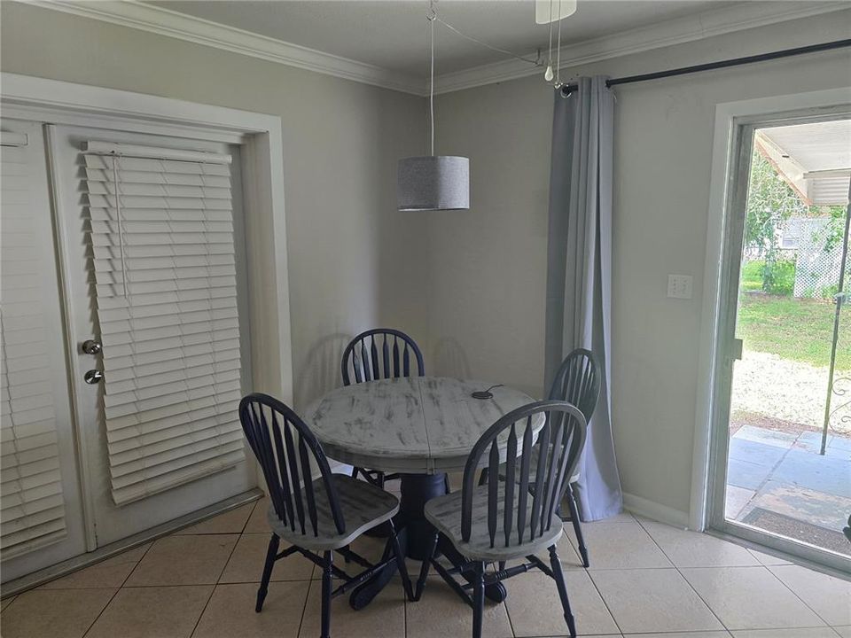 For Sale: $149,900 (2 beds, 1 baths, 988 Square Feet)