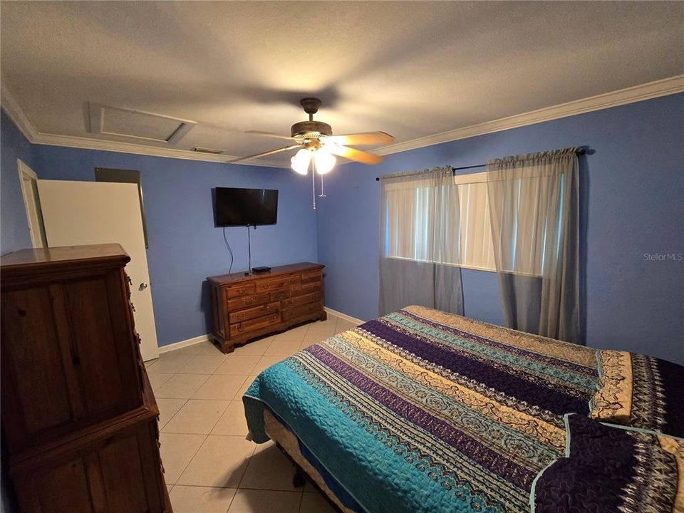 For Sale: $149,900 (2 beds, 1 baths, 988 Square Feet)