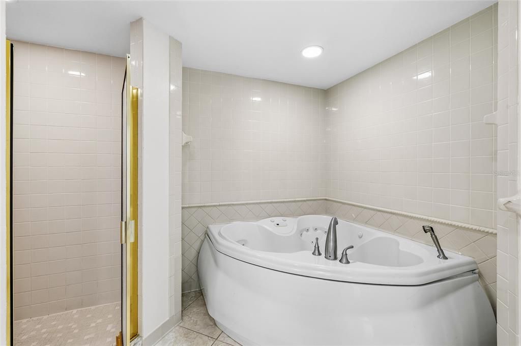 Под контрактом: $865,000 (3 спален, 2 ванн, 1915 Квадратных фут)