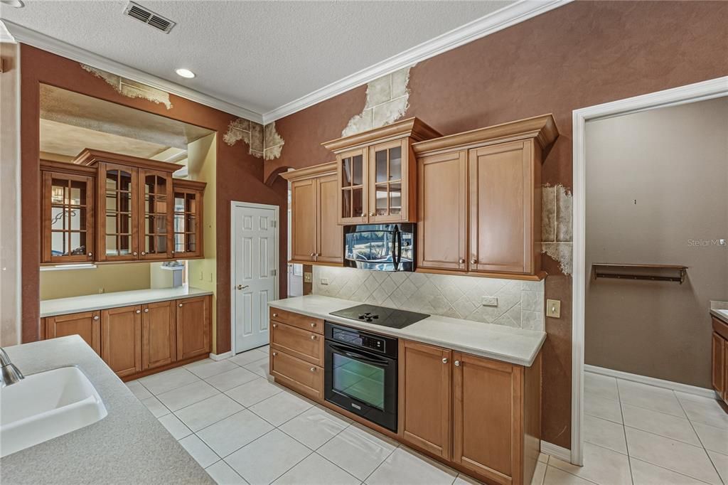 For Rent: $3,200 (3 beds, 3 baths, 2569 Square Feet)