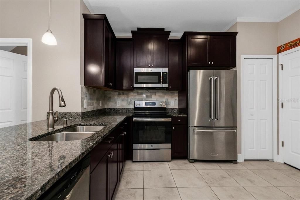 For Sale: $320,000 (2 beds, 2 baths, 1624 Square Feet)