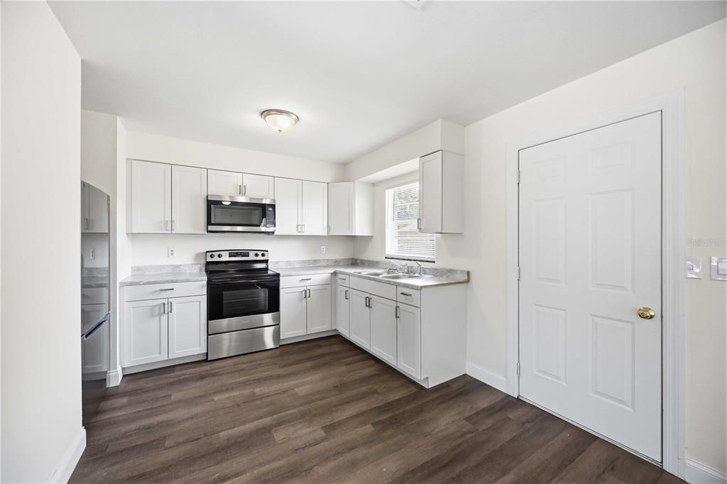 For Sale: $320,000 (3 beds, 1 baths, 1135 Square Feet)