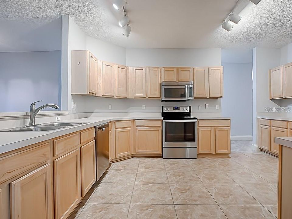 En Venta: $415,000 (4 camas, 2 baños, 2272 Pies cuadrados)