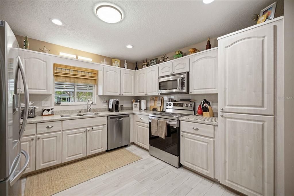 For Sale: $288,900 (3 beds, 2 baths, 1910 Square Feet)