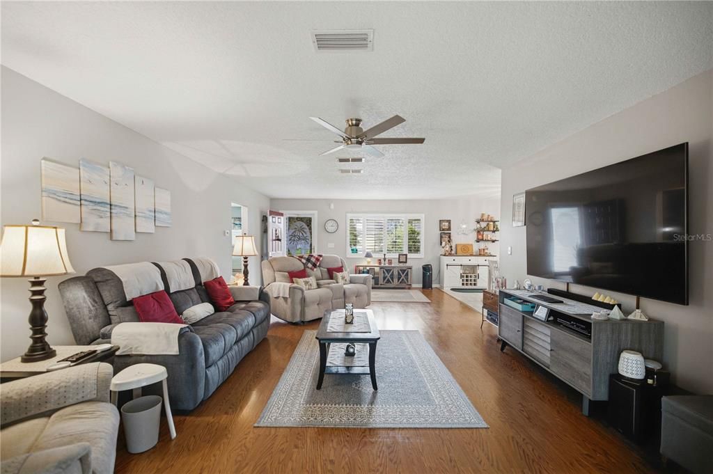 For Sale: $288,900 (3 beds, 2 baths, 1910 Square Feet)