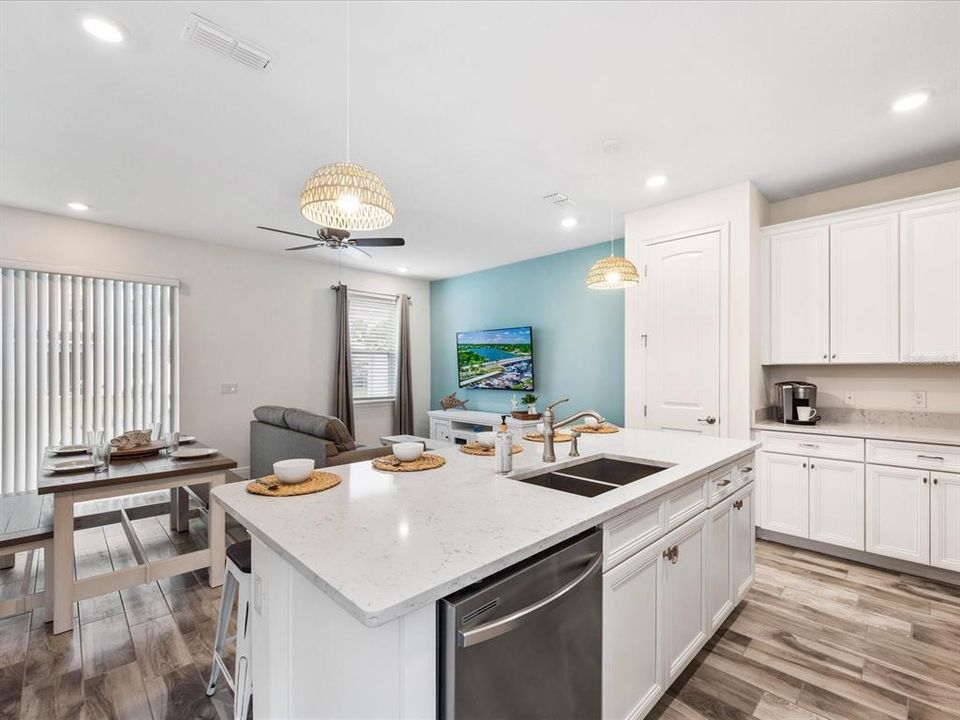 For Sale: $435,000 (4 beds, 3 baths, 1719 Square Feet)