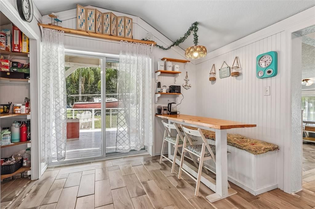 For Sale: $205,000 (2 beds, 1 baths, 863 Square Feet)