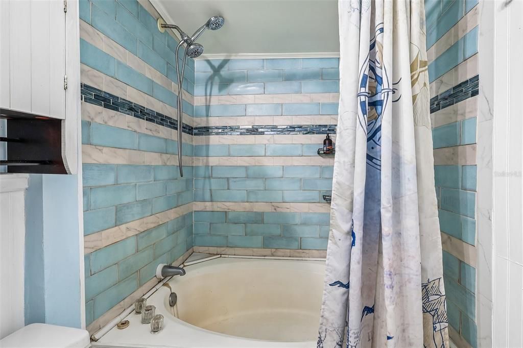 For Sale: $205,000 (2 beds, 1 baths, 863 Square Feet)
