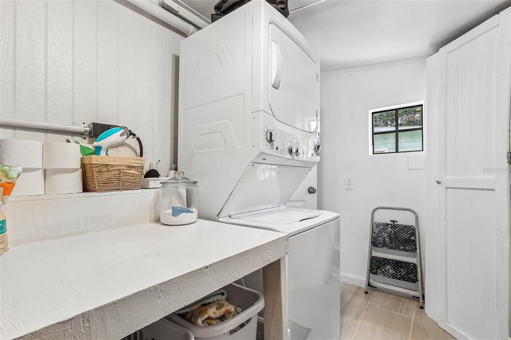 For Sale: $205,000 (2 beds, 1 baths, 863 Square Feet)