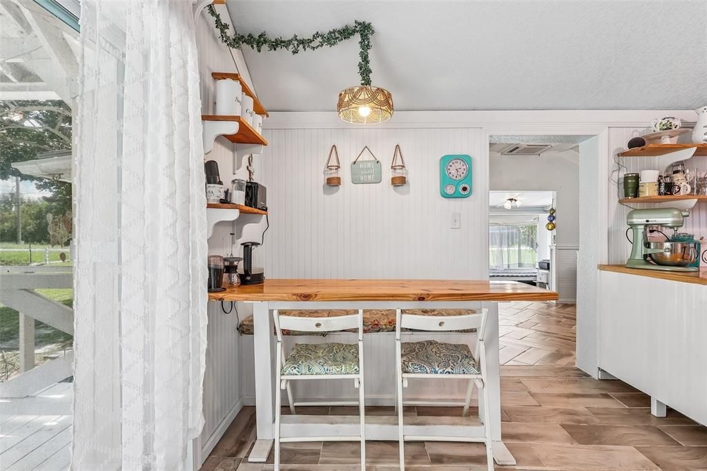 For Sale: $205,000 (2 beds, 1 baths, 863 Square Feet)