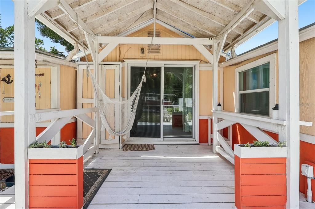 For Sale: $205,000 (2 beds, 1 baths, 863 Square Feet)