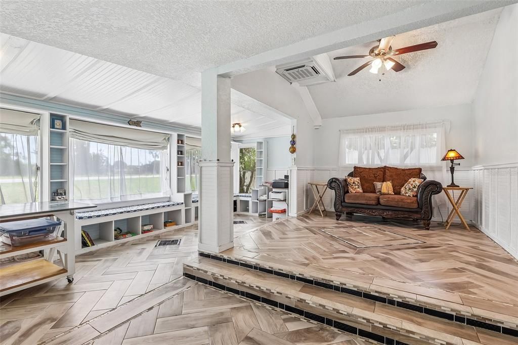 For Sale: $205,000 (2 beds, 1 baths, 863 Square Feet)