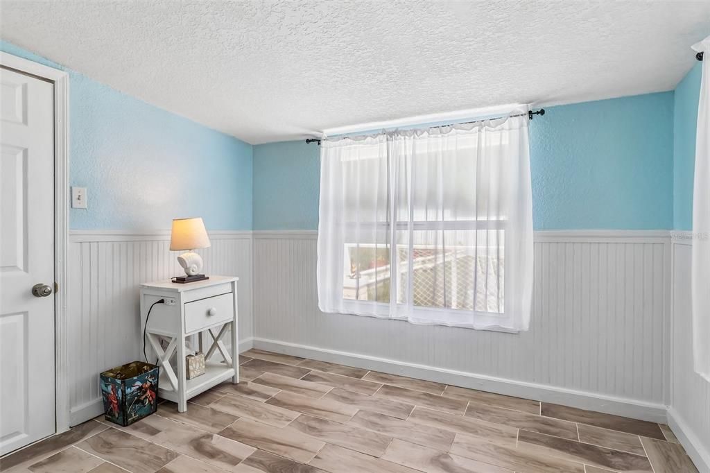 For Sale: $205,000 (2 beds, 1 baths, 863 Square Feet)