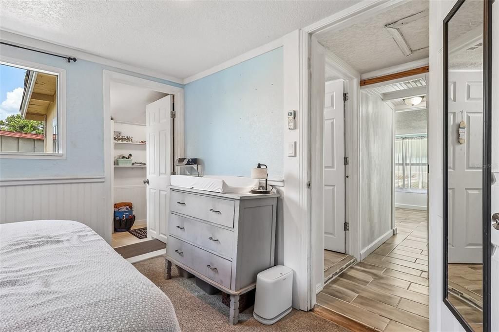 For Sale: $205,000 (2 beds, 1 baths, 863 Square Feet)