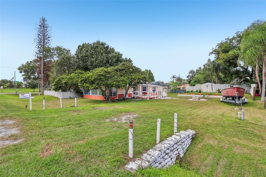 For Sale: $205,000 (2 beds, 1 baths, 863 Square Feet)
