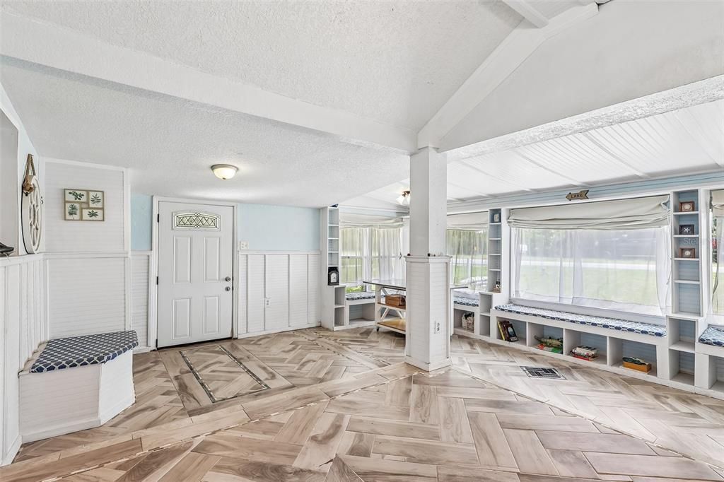 For Sale: $205,000 (2 beds, 1 baths, 863 Square Feet)