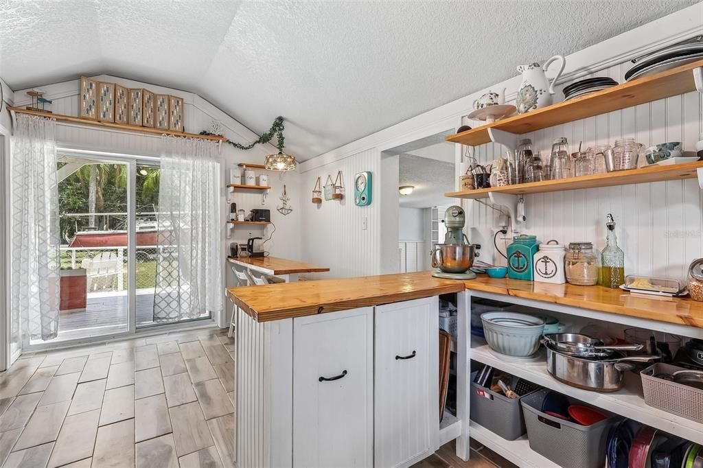 For Sale: $205,000 (2 beds, 1 baths, 863 Square Feet)