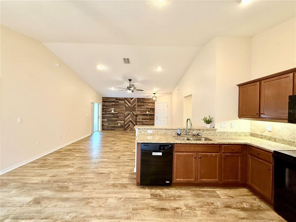 В аренду: $1,900 (3 спален, 2 ванн, 1494 Квадратных фут)