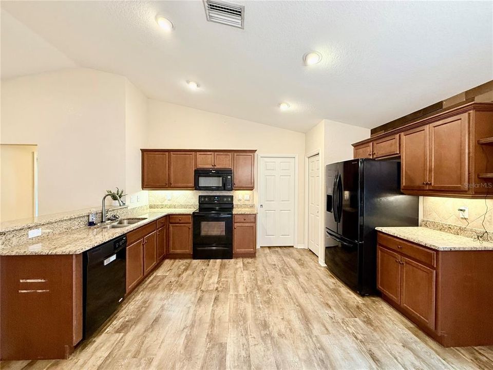 В аренду: $1,900 (3 спален, 2 ванн, 1494 Квадратных фут)