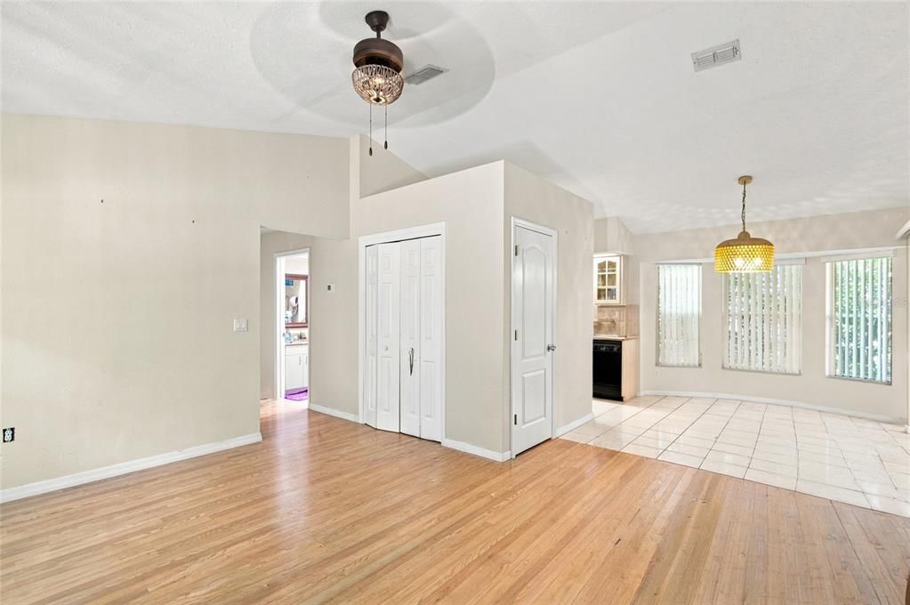 For Sale: $259,900 (3 beds, 2 baths, 1079 Square Feet)