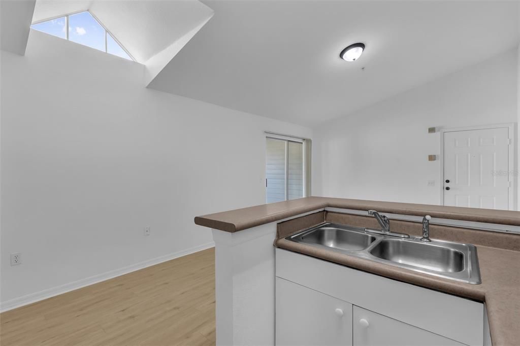 For Rent: $1,370 (1 beds, 1 baths, 650 Square Feet)